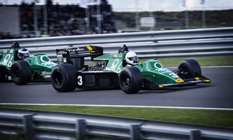 Mercedes ukázal „pevnosť“ v obnove F1 – Hill