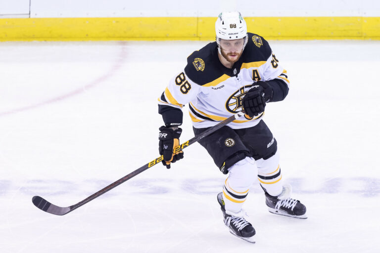 3 Boston Bruins, ktorý by mohol byť ďalším kapitánom – hokejovými spisovateľmi – Boston Bruins