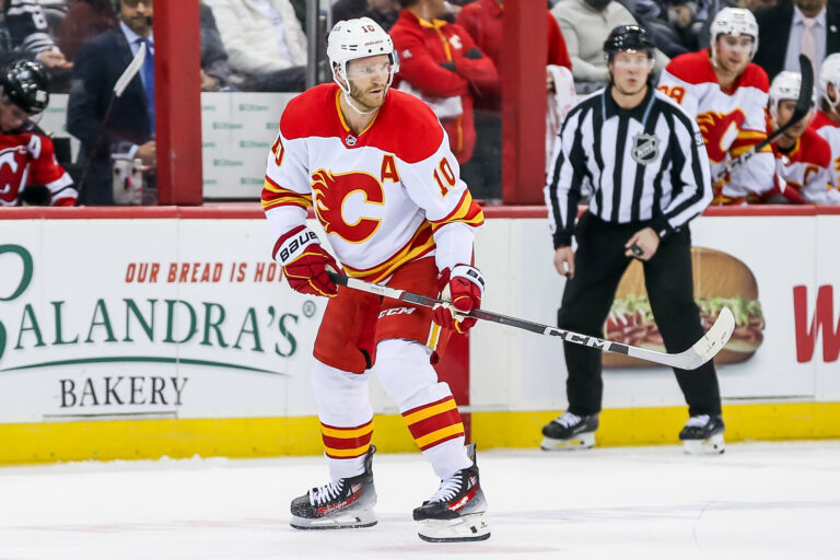 3 s jedlom pochádzajúce z Blazes ‚2-1 Get The Rangers – hokejí spisovatelia – Calgary Blazes