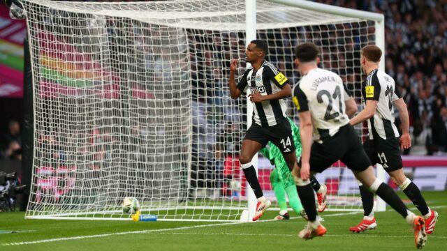 Alexander Isak pomáha pri víťazstve s hrnčekom Newcastle v hre Newcastle. 
