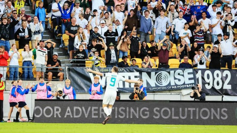 Chris Lumber Strikes Hat-Trick ako rozšírený Nový Zéland sa blíži k certifikácii hrnčekov Globe Globe