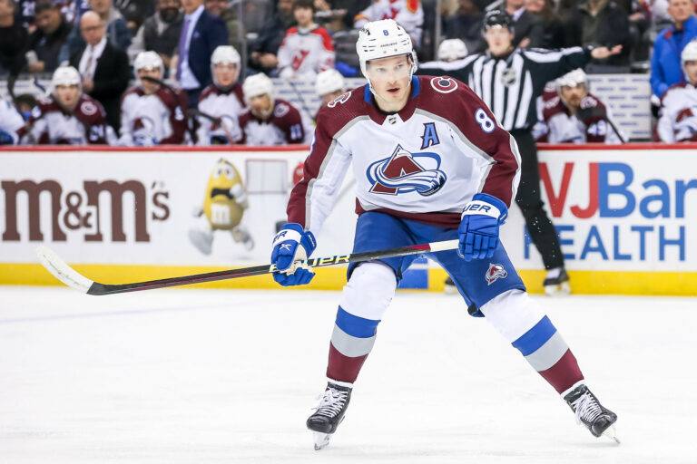 Colorado Barrage’s Cale Makar prenasledovanie po Mike Environment’s Friendly’s Limit Limit Age Ciele File – Hokeji – Colorado Barrage