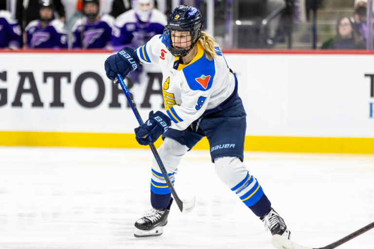 Daryl Watts ‚2 Ciele olovo Toronto Klázlo na 2-1 Získať sirény v New Yorku – hokejí spisovatelia – PWHL