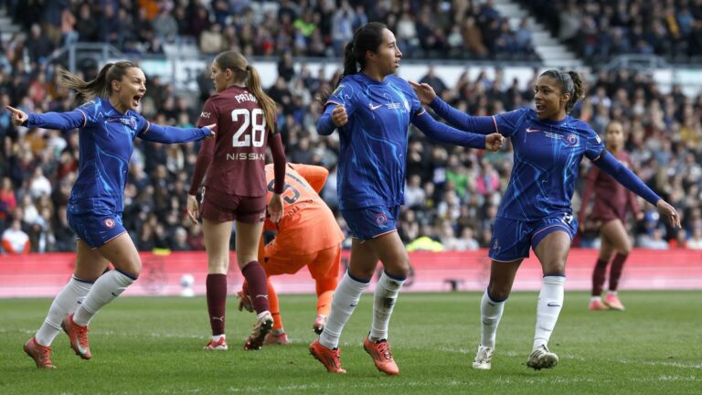 Finále hrnčeka ženy: Chelsea Trumps Manchester Area za 1. cenu v štvorkolskom návrhu