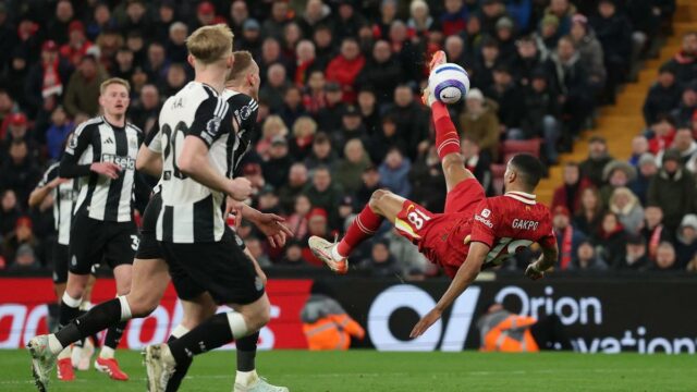 Hrnček Carabao Last: Complete Dokument krku a krku v Liverpoole vs Newcastle United v hrnčeku hry 
