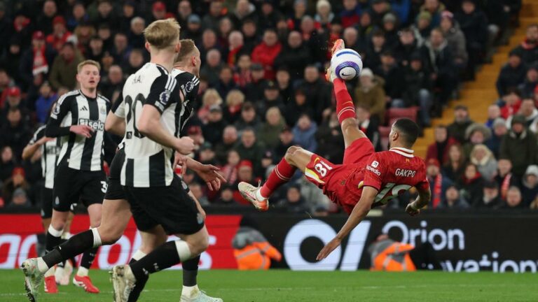 Hrnček Carabao Last: Complete Dokument krku a krku v Liverpoole vs Newcastle United v hrnčeku hry
