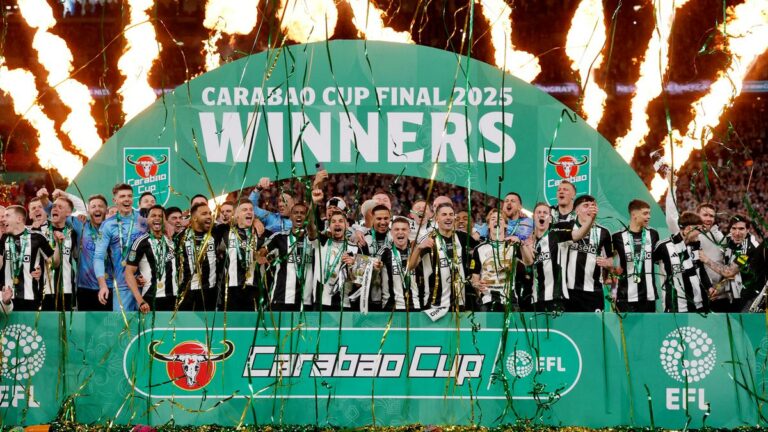 Hrnček Carabao – Newcastle Storeing Open -Top Bus Process na pamiatku anglického titulu hrnčeka