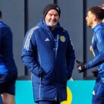 Hlavný tréner Škótska Steve Clarke dohliada na výcvik pred play-off ligy národov