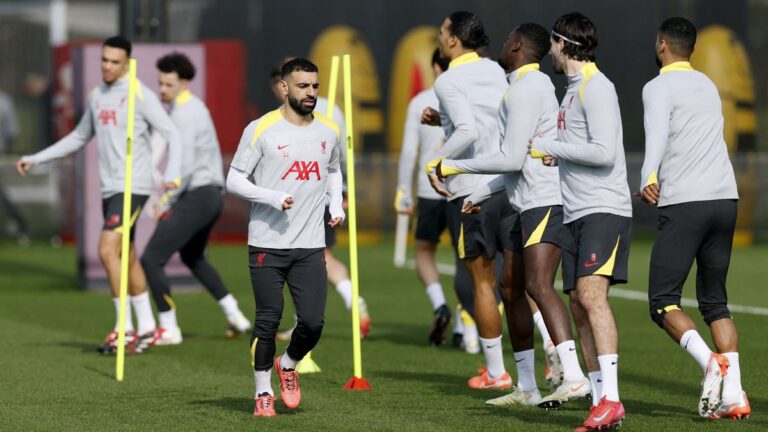 Liverpool titulky pre hrnček Carabao: 4 hráči chýba, Konate Back for Game Mug Ultimate