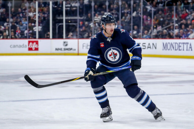 Luke Schenn okamžite má veľký vplyv na modrú produktovú radu Winnipeg Planes po termíne Target Date – The Hockey Auters – Winnipeg Plany