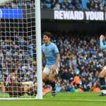 Abdukodir Khusanov z Man City (Center) strelil vlastný gól, ktorý pomôže Brightonovi získať 2-2 remízu