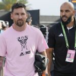 Bodyguard Lionel Messi, Yassine Chuko (vpravo), ponúkol vstúpiť a bojovať proti Loganovi Paulovi