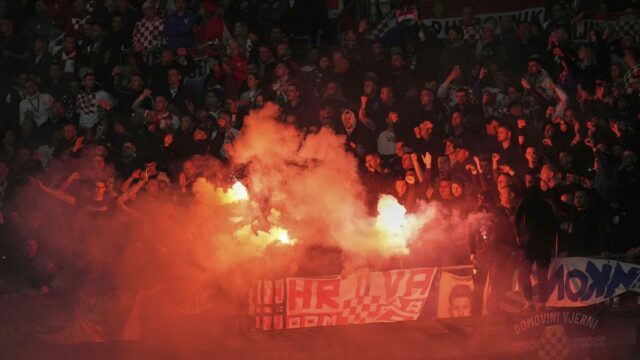 Organizácia národov UEFA: 7 nadšencov zadržaných po nacistických pozdravoch vytvorených v priebehu Francúzska verzus Chorvátska štvrťfinále 2. dolná noha 
