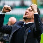 Barry Ferguson udrie vzduch s radosťou po víťazstve Rangers 3-2 v Celtic Parku