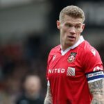 James McClean bol v sobotu zameraný na nahnevaný podporovateľ počas Wrexhamovho víťazstva nad Stockportom v sobotu