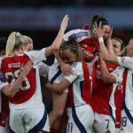 Arsenal sa presunul do piatich bodov vodcov WSL Chelsea s víťazstvom 4-0 nad Liverpoolom