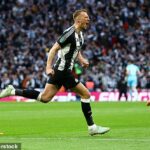 Dan Burn (stred) pomohol Newcastle zdvihnúť Carabao Cup tým, že vo finále dosiahol prvý gól