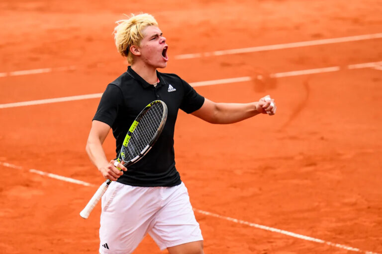 17-ročný Dedura-Palomero sa stáva prvým hráčom, ktorý sa narodil v roku 2008, ktorý vyhral na turné ATP