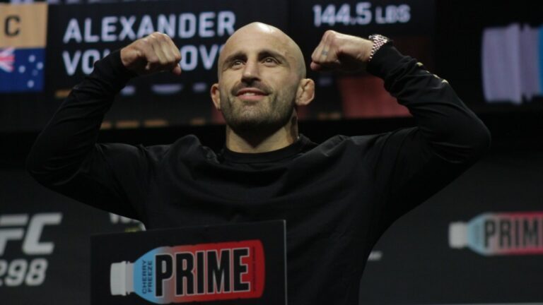 Alexander Volkanovski predvádza vlastné bojové šortky