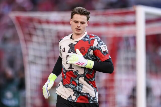 Bayern Mníchov zablahoželá brankárovi Jonas Urbig k čistému hárku Bundesliga

