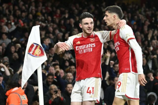 Brentford, Anglicko - 1. januára: Gabriel Martinelli z Arsenalu oslavuje bodovanie tretieho gólu svojho tímu so spoluhráčmi počas zápasu Premier League medzi Brentford FC a Arsenal FC na štadióne Brentford Community Stadium 1. januára 2025 v Brentforde v Anglicku. (Foto: Richard Heathcote/Getty Images)
