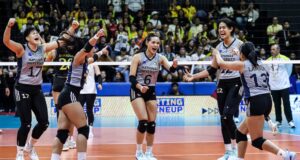 Bella Belen a Nu Lady Bulldogs oslavujú bod proti UST Golden Tigresses v UAAP sezóne 87 ženských volejbalových turnajov.