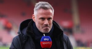 Carragher vyzýva klub, aby „znížil platy celebrít o päťdesiat percent“ ako „iba muž UTD ešte horší“ v „veľkom vydaní“. 
