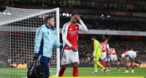 Gabriel Magalhaes reaguje po vyzdvihnutí zranenia počas Arsenal vs Fulham