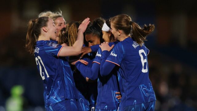 Chelsea obklopuje titul WSL po 4-0 Sway Crystal Royal Residence 
