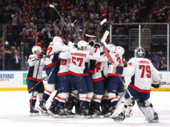 Cieľ súboru Alexa Ovechkina: Atletická planéta reaguje na orientačný bod NHL Celebrity, pozostávajúca z Michaela Phelpsa, ktorý hovorí s „je v skutočnosti 1 000 príležitosť?“ Download app from appStore