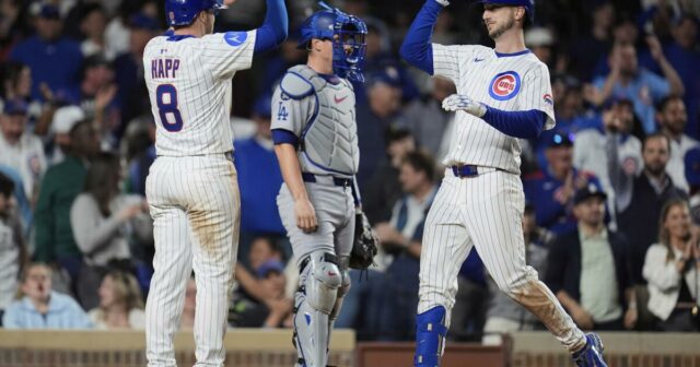 Cubs Outslug Dodgers, aby vyhral v ďalších inningoch 

