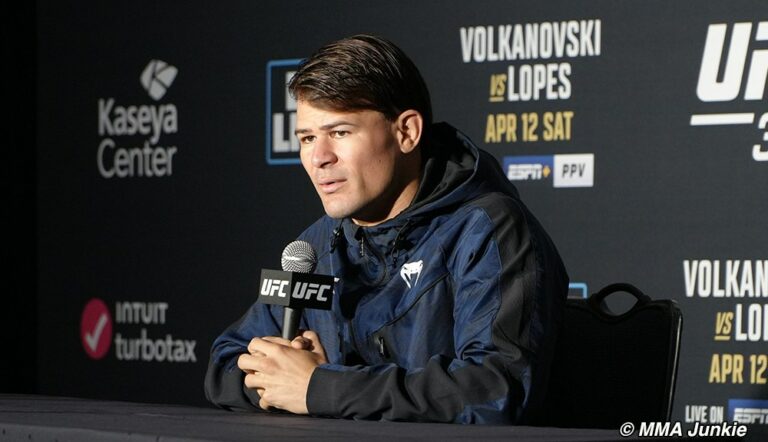 Diego Lopes presvedčený, že môže dokončiť Alexandra Volkanovskiho