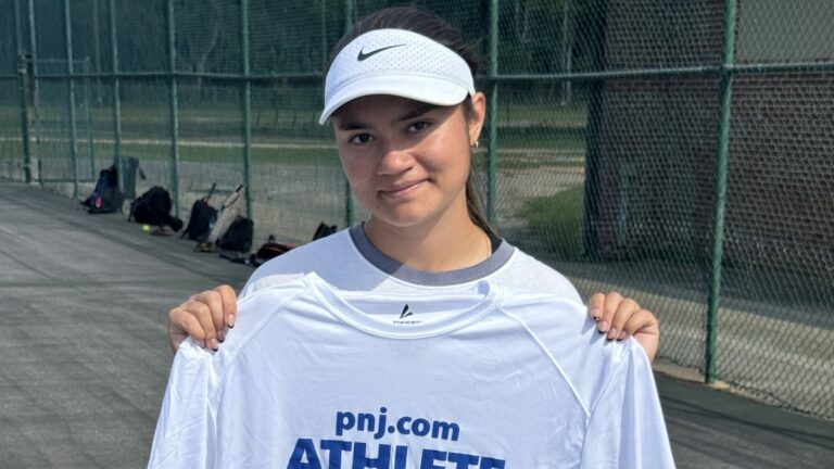 Escambia Girls Tennis ‚Regan York vyhrá cenu PNJ Athlete of the Week Award