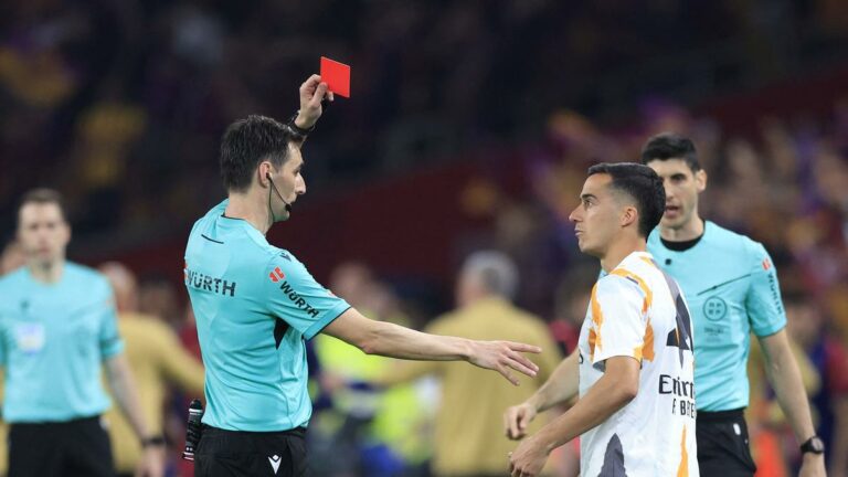 Finále Copa Del Rey: Umpire overuje červenú kartu pre Bellingham po poslednom píšťalke