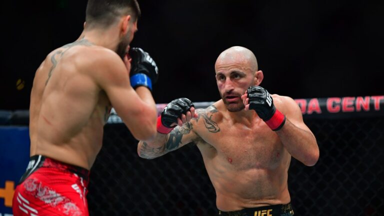 Jon Anik stále verí v Alexander Volkanovski