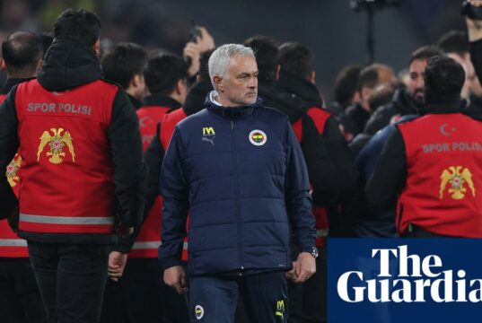 José Mourinho pokutovaný a zakázaný stláčaním konkurenčných nosných dierok | José Mourinho 

