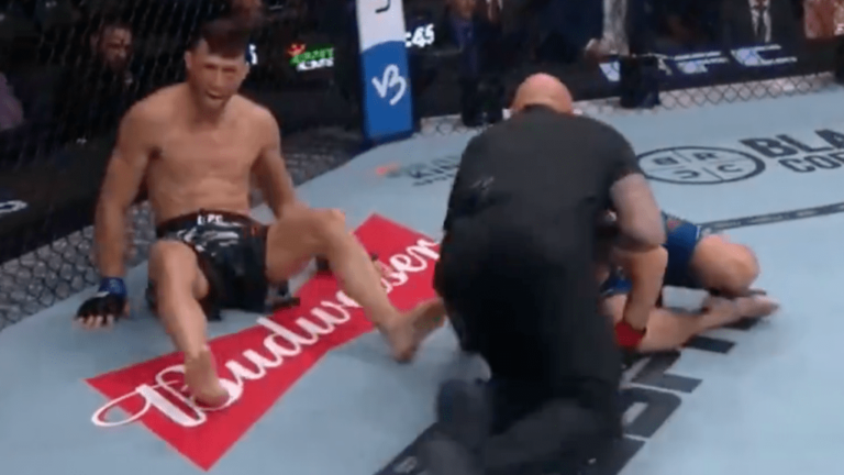 Julian Erosa vážne poškodzuje Darren Elkins