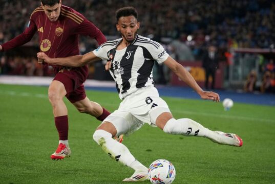 Lloyd Kelly strieľa pred Roma's Matias Soule (obrazový kredit: AP)