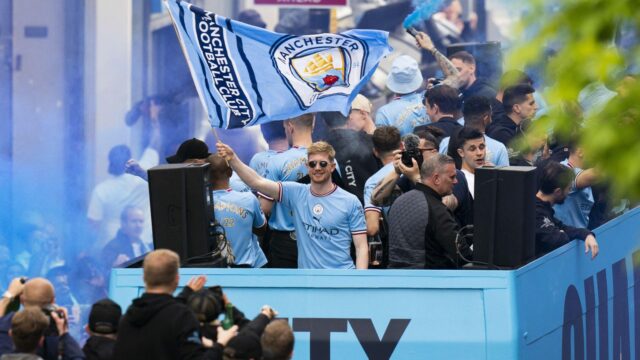 Kevin de Bruyne Markers Psychological Goodbye Postava s nadšencami, keď predstavuje rozlúčku 
