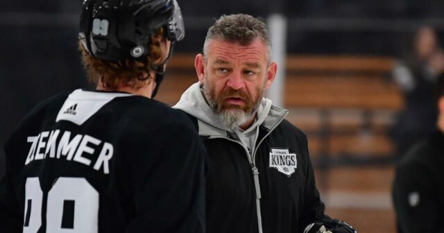 Kings Battle Train medzi profesionálmi pomáhajúcim skupinovej play -off pohon 
