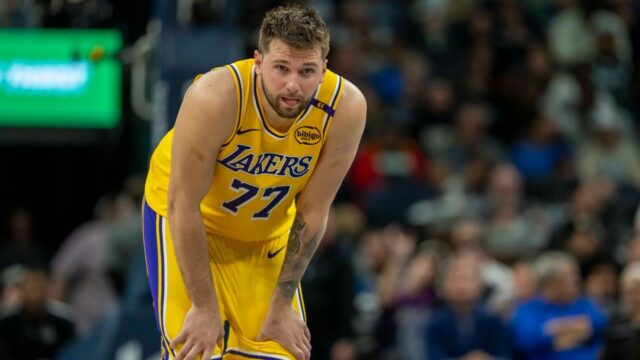 Lakers 'Luka Doncic smapovaná bruškom hmyzom, bitky vo videohre 3 

