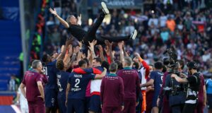 PSG oslavuje víťazstvo titulu Ligue 1 s Luisom Enrique (AFP)
