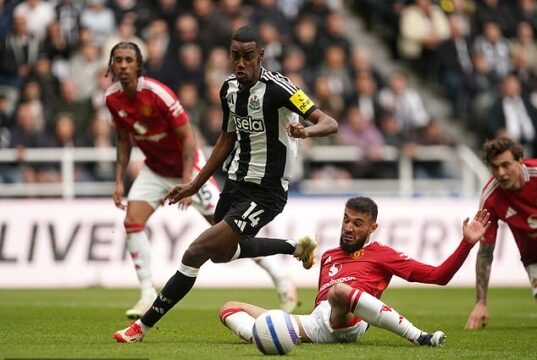 Bývalý obhajca United United Jaap Stam sa zameral na zadnú tri formáciu Rubena Amorima, ktorá zahŕňala Noussair Mazraoui (popredie) a Leny Yoro (pozadie)