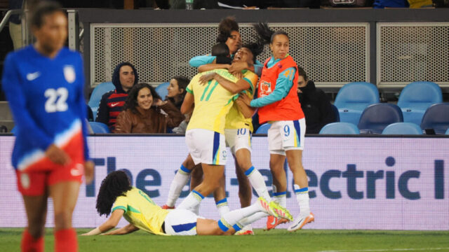 Mladý a neskúsený uswnt padá neskoro do Brazílie

