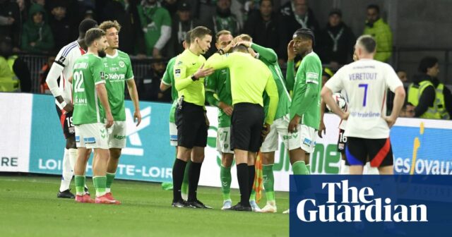 Nasledovník zatknutý po tom, čo asistent rozhodca odvolal na hlavu s vecami v St-étienne 
