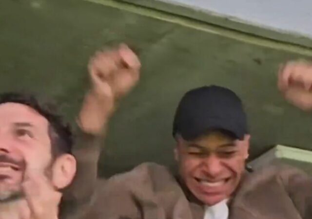 Novak Djokovic a Kylian Mbappe reagujú na Valverde Victor 
