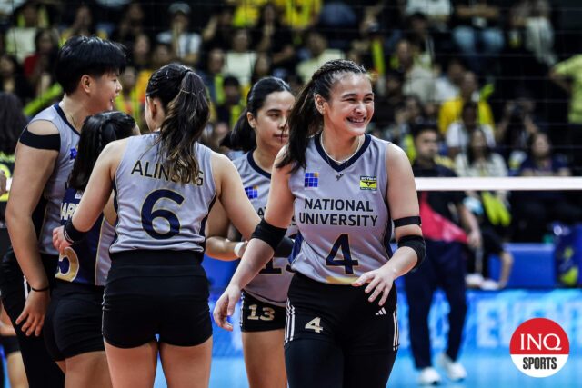 Bella Belen a Nu Lady Bulldogs oslavujú bod proti UST Golden Tigresses v UAAP sezóne 87 ženských volejbalových turnajov.