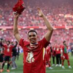 Trent Alexander-Arnold oslavuje po tom, čo Liverpool v nedeľu získal titul Premier League