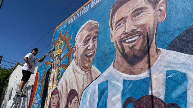 Nástenná maľba zobrazujúca pápeža Františka a Lionel Messi v Buenos Aires (AP/PTI)