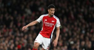 Real Madrid sa údajne zameriava na obrancu Arsenalu William Saliba v letnom svite
